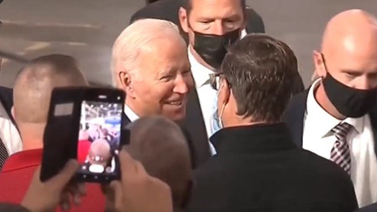 Biden shakes hands maskless but decides to put mask on before photo