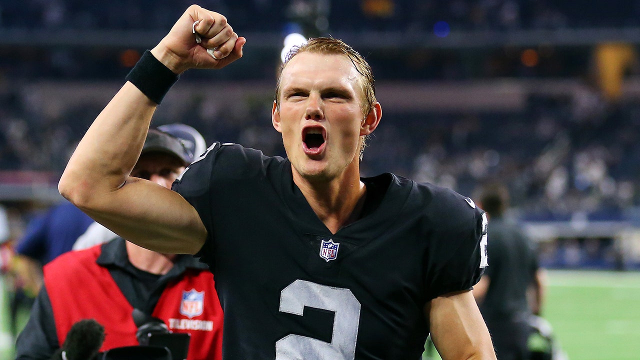 Daniel Carlson's FG as OT expires sends Raiders into postseason