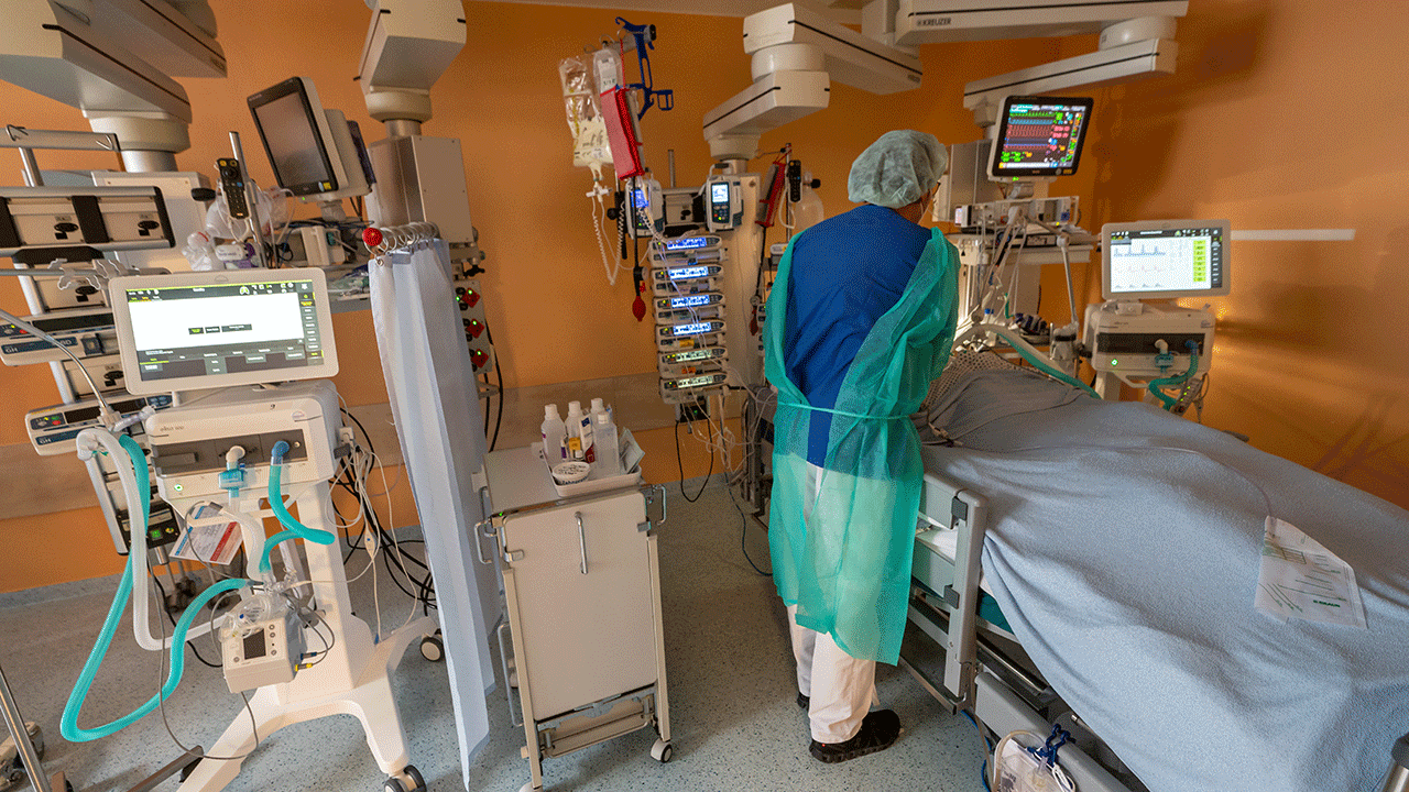 Bavaria, Munich: In protective clothing, head physician Lorenz Nowak examines a cured Corona patient in an intensive care bed room at the Asklepios Clinic who needs to be weaned off the ventilator. Photo: Peter Kneffel/dpa (Photo by Peter Kneffel/picture alliance via Getty Images)