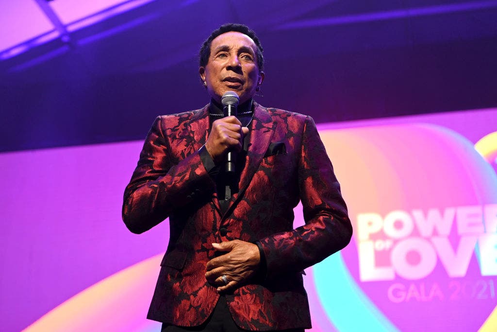 Smokey Robinson urges vaccination following harrowing COVID-19 hospitalization - Fox News