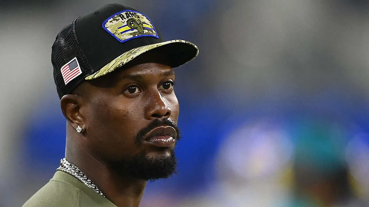 LOOK: Von Miller wore a fox hat with actual feet 