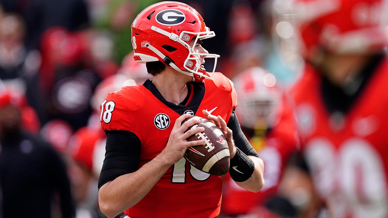 QB Daniels returns as No. 1 Georgia dominates Missouri, 43-6
