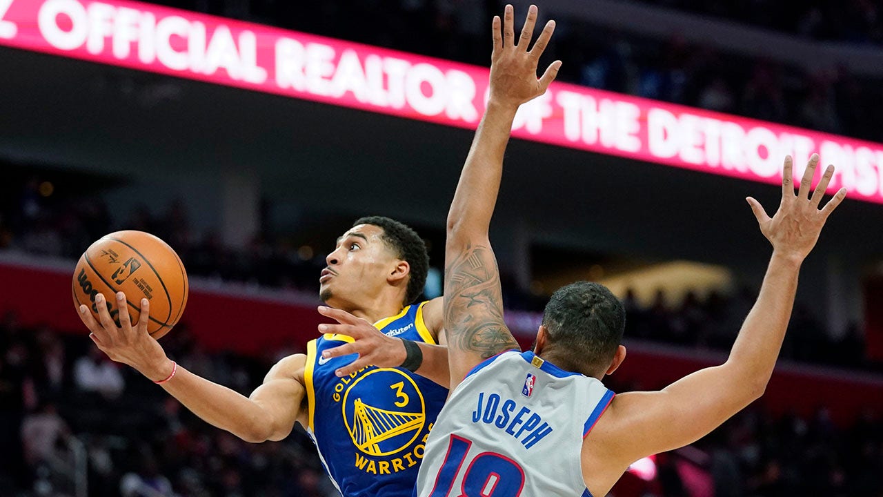 Poole helps Curry-less Warriors beat Pistons 105-102