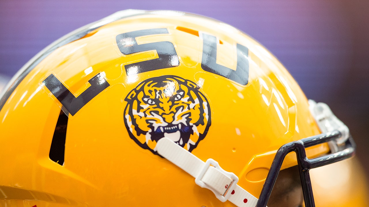 Die LSU-Fußballmannschaft präsentiert vor der Saison 2023 neue klimatisierte Helme