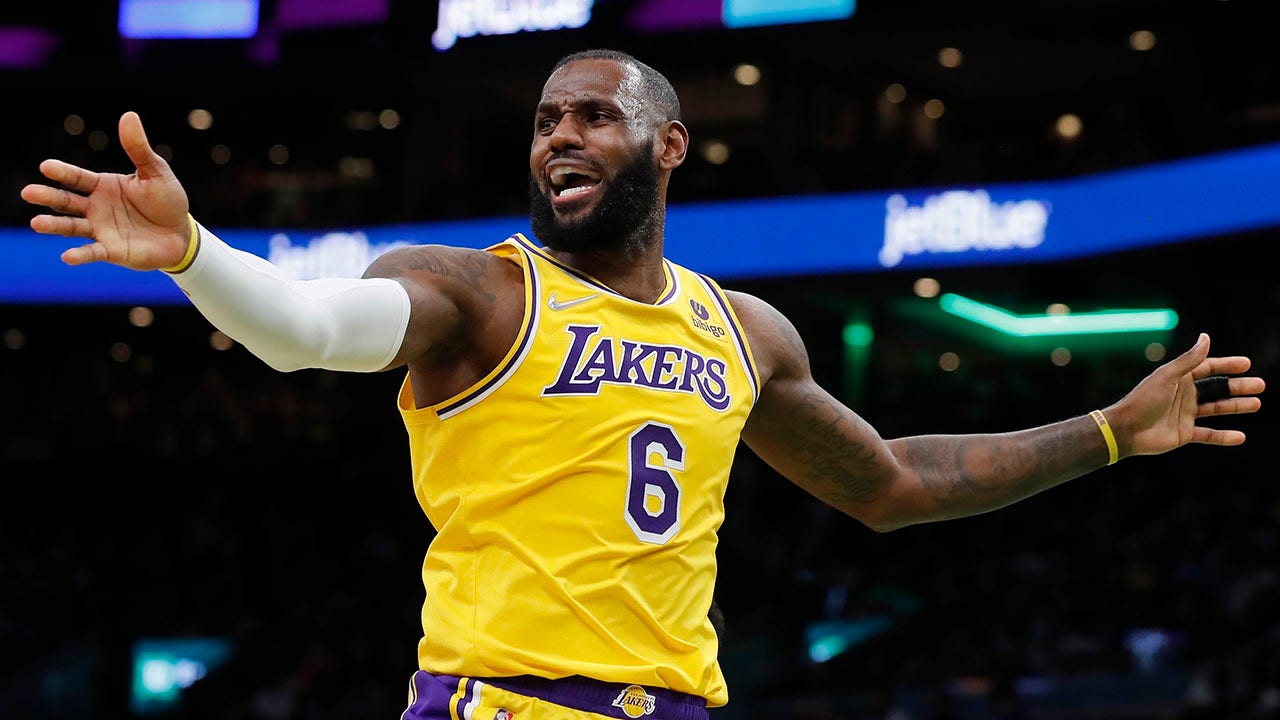 Lakers' LeBron James named 2022 All-Star captain, starter
