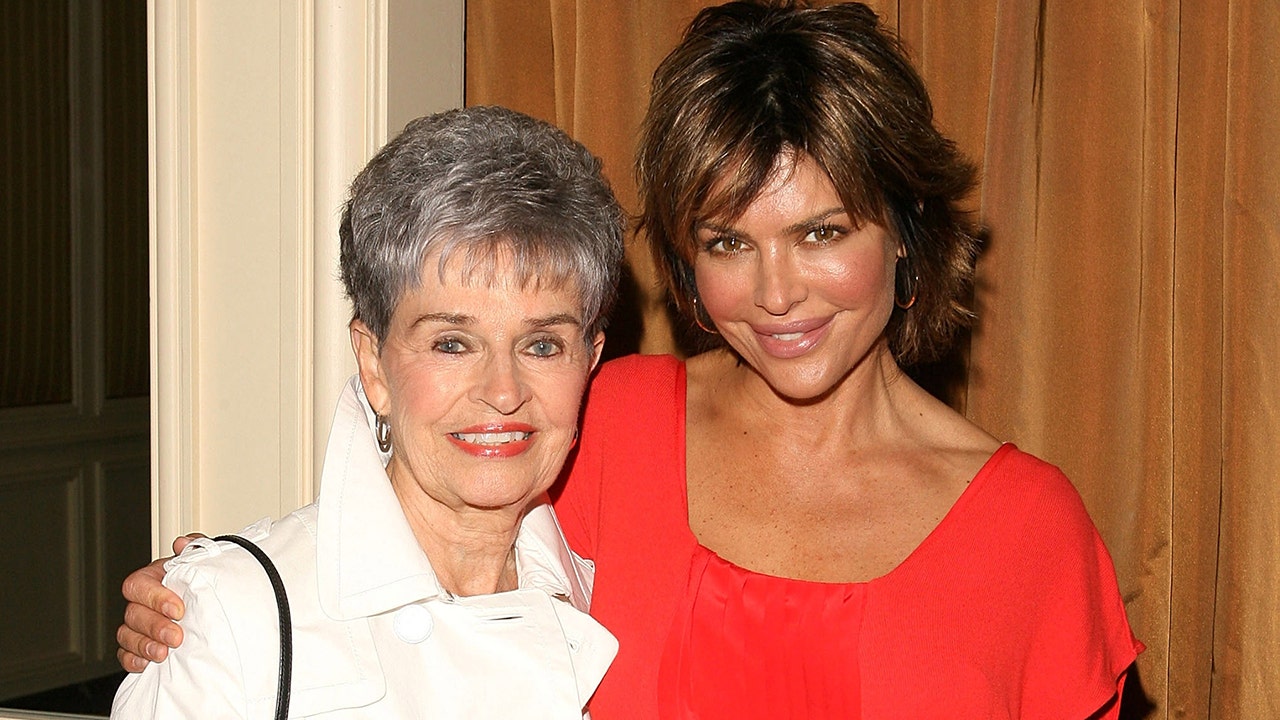 'RHOBH' star Lisa Rinna honors her mother Lois during first Thanksgiving without her: 'We all cried'