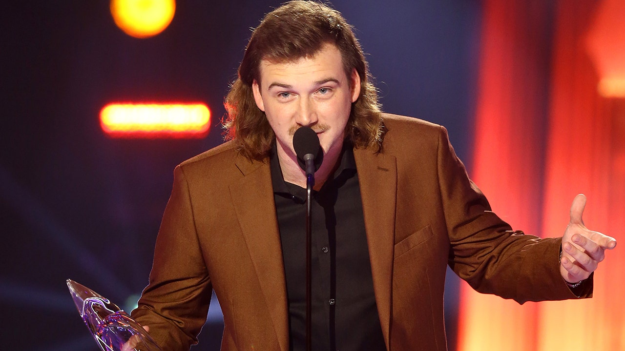 Morgan Wallen announces 2022 concert tour following racial slur scandal, awards show ban