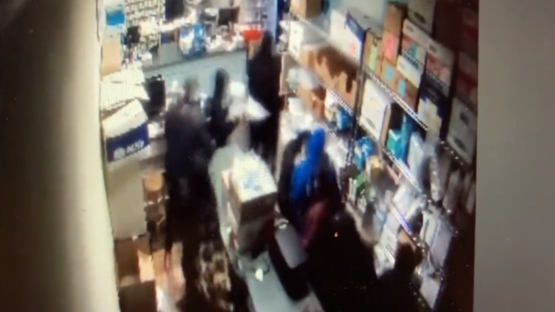 Oakland pharmacy hit by mob of thieves in brazen robbery caught on camera