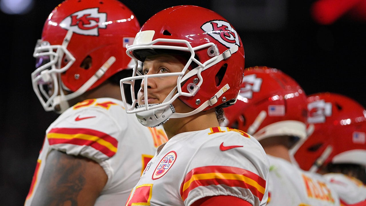Top 5 quarterback performances of Week 10: Patrick Mahomes returns to form against Raiders