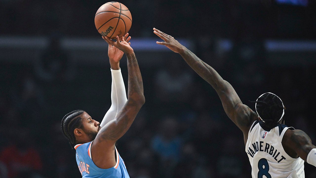 Clippers rout Wolves 129-102 for 7th straight victory