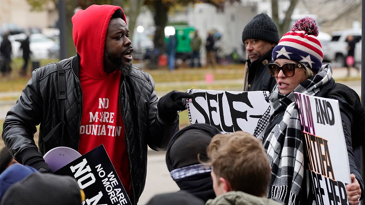 Rittenhouse jury deliberations: Photos show protesters outside Kenosha ...