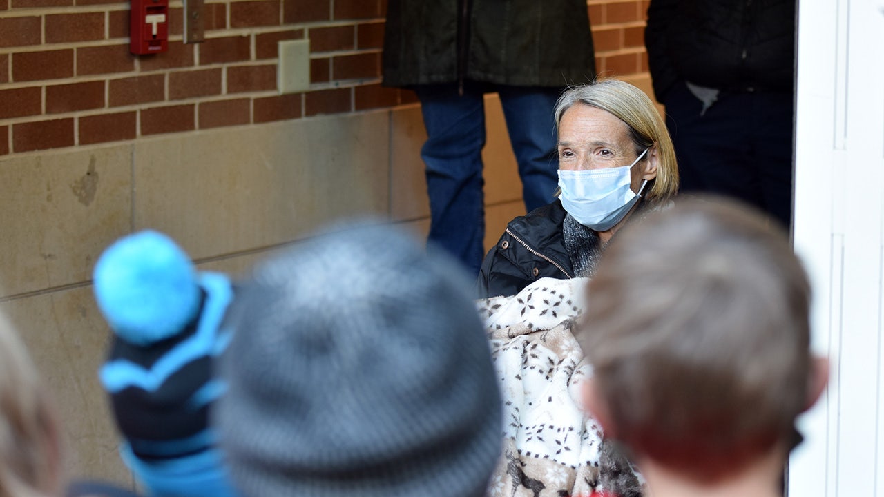 Students sing to teacher with stage 4 cancer outside hospital: 'It was overwhelming'