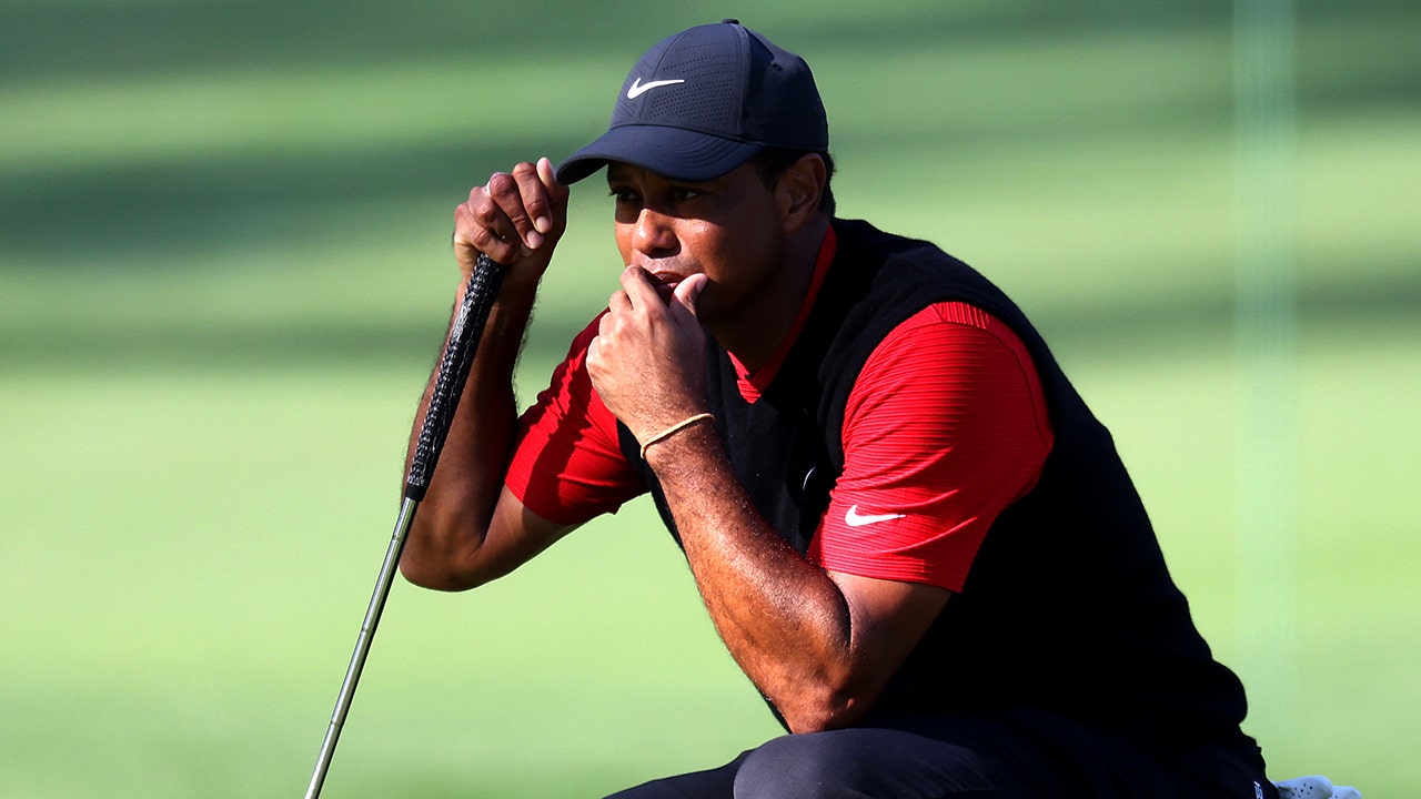 GOLFTV on X: Ever wondered why @TigerWoods wears tape on his middle finger  for every round?  / X