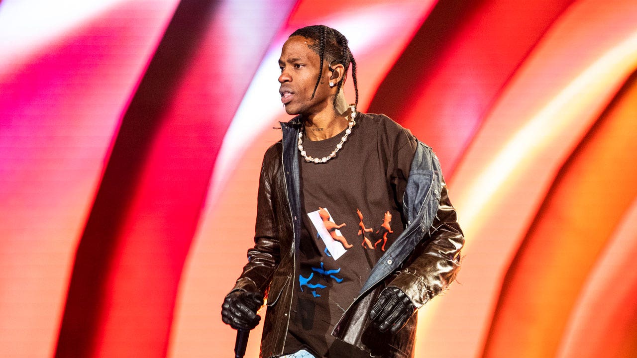 Rap Artist Travis Scott prepares to throw the first pitch before the  Fotografía de noticias - Getty Images