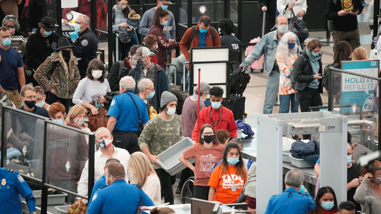 Os viajantes fazem fila no posto de controle de segurança sul à medida que o tráfego aumenta com a aproximação do feriado do Dia de Ação de Graças na terça-feira, 23 de novembro de 2021, no Aeroporto Internacional de Denver, em Denver. 