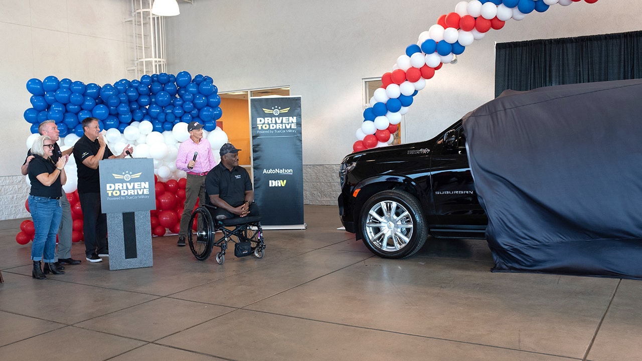 Veterans Day: Double amputee U.S. Army Col. Greg Gadson honored with new SUV from TrueCar and Autonation