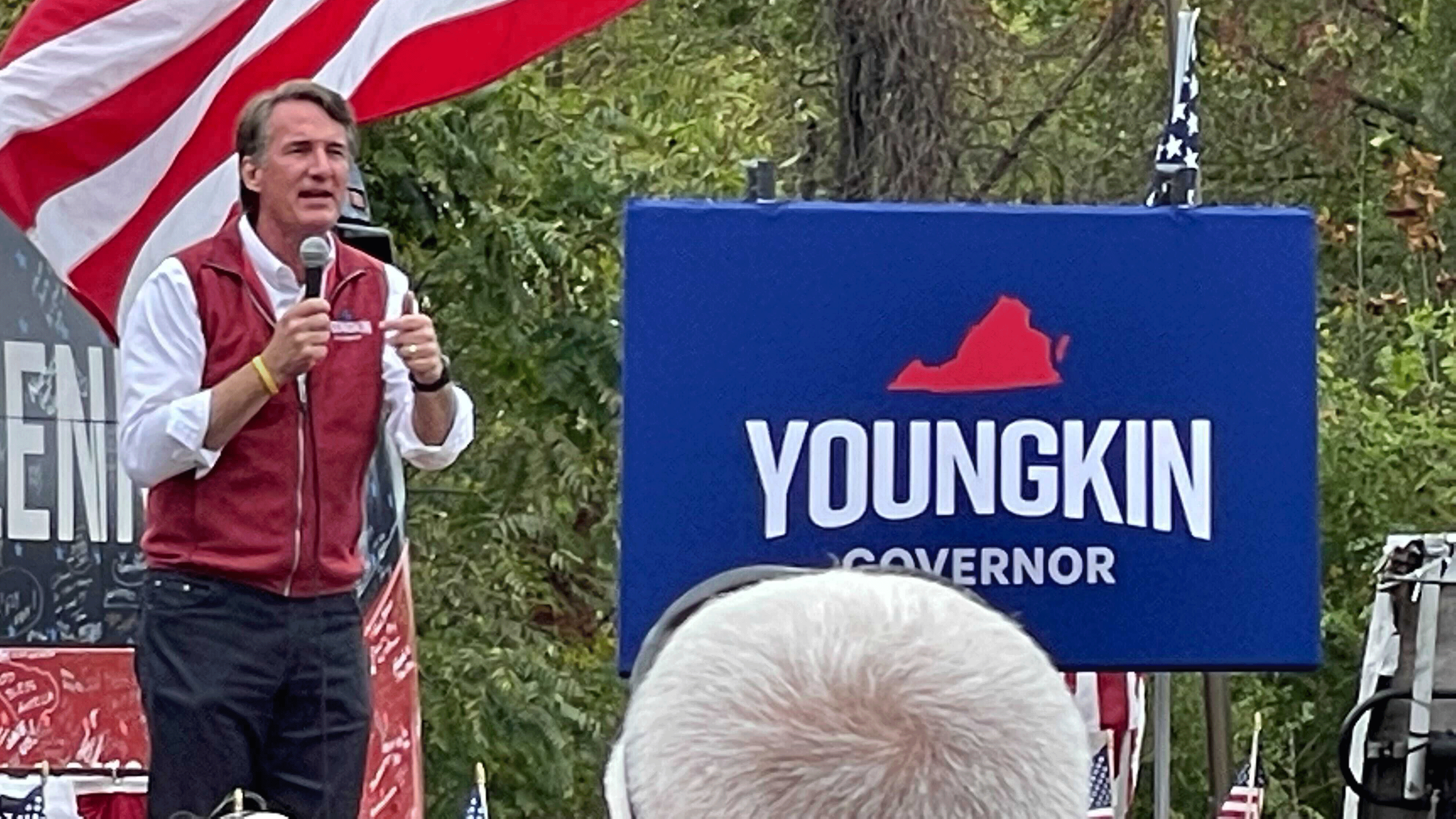 Il candidato governatore repubblicano della Virginia Glenn Youngkin tiene un evento elettorale ad Amherst, Va., ottobre 28, 2021 (Charles Creitz/Fox News)