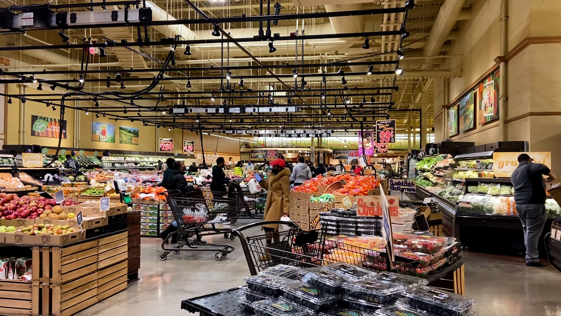 Ahead of holidays, grocery store shoppers react to surging prices