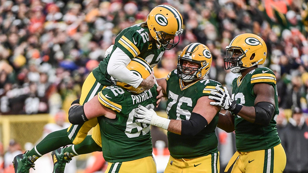 Aaron Rodgers throws 3 TDs as Green Bay Packers beat Cleveland Browns