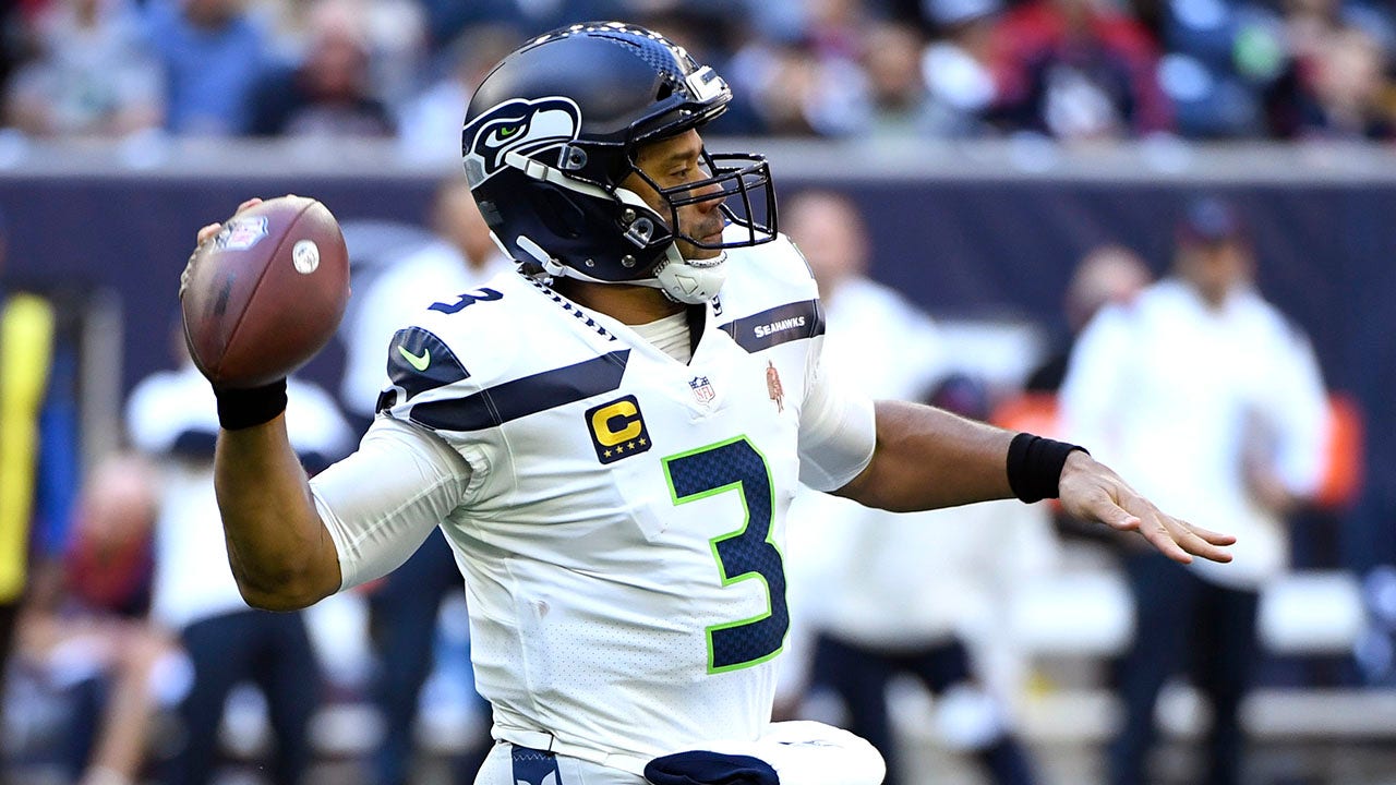 Wilson has 2 TD passes as Seahawks beat Texans 33-13