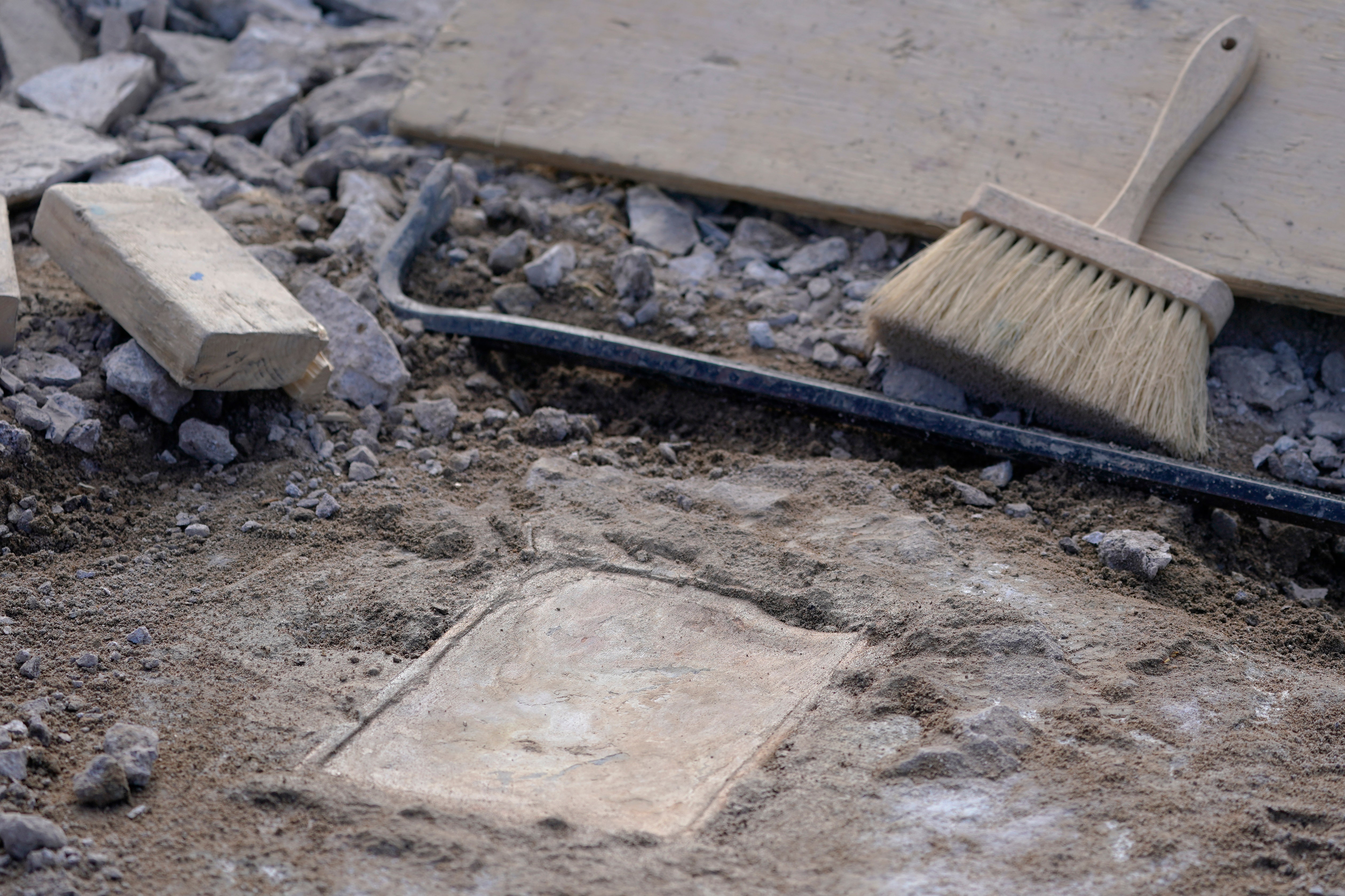 Crews may have found 1887 time capsule in Lee statue base