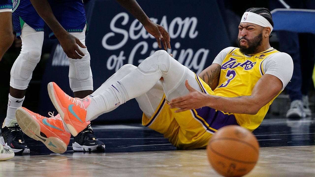 Lakers' Anthony Davis says tendon injury is 'nothing serious,' but he's  being cautious – Orange County Register