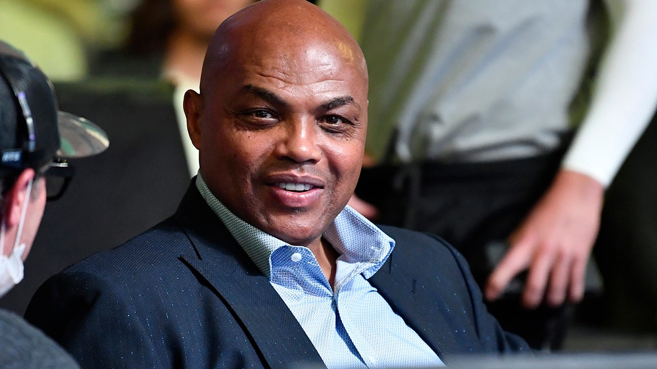 Charles Barkley hears from Twitter users after licking his eyeglasses on TV