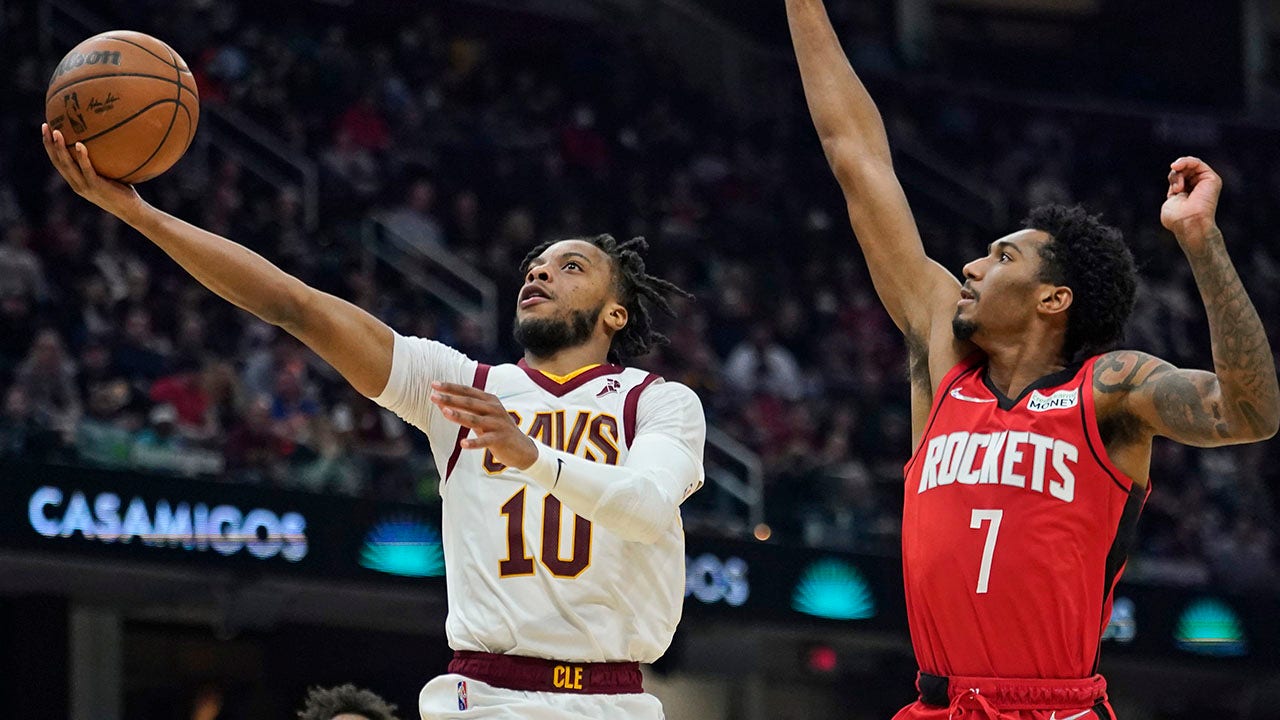 Cavaliers win fifth straight, rout Rockets 124-89
