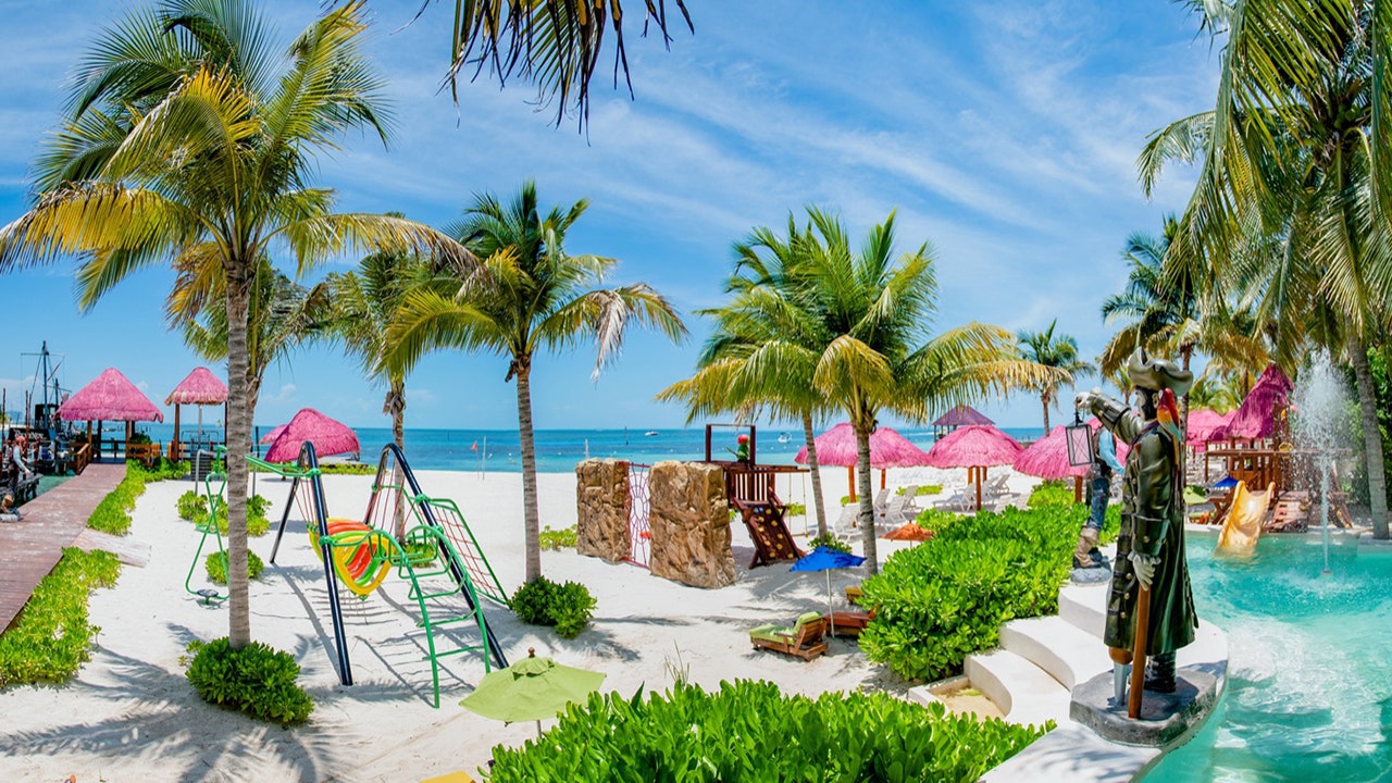 Cancun tourists escape cartel gunfire at all-inclusive resort