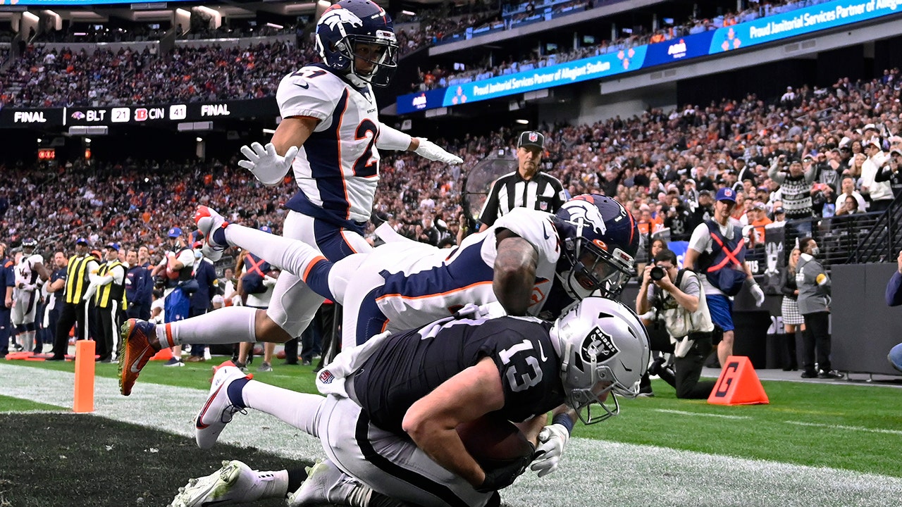 Raiders still alive in playoff race with 17-13 win over Broncos