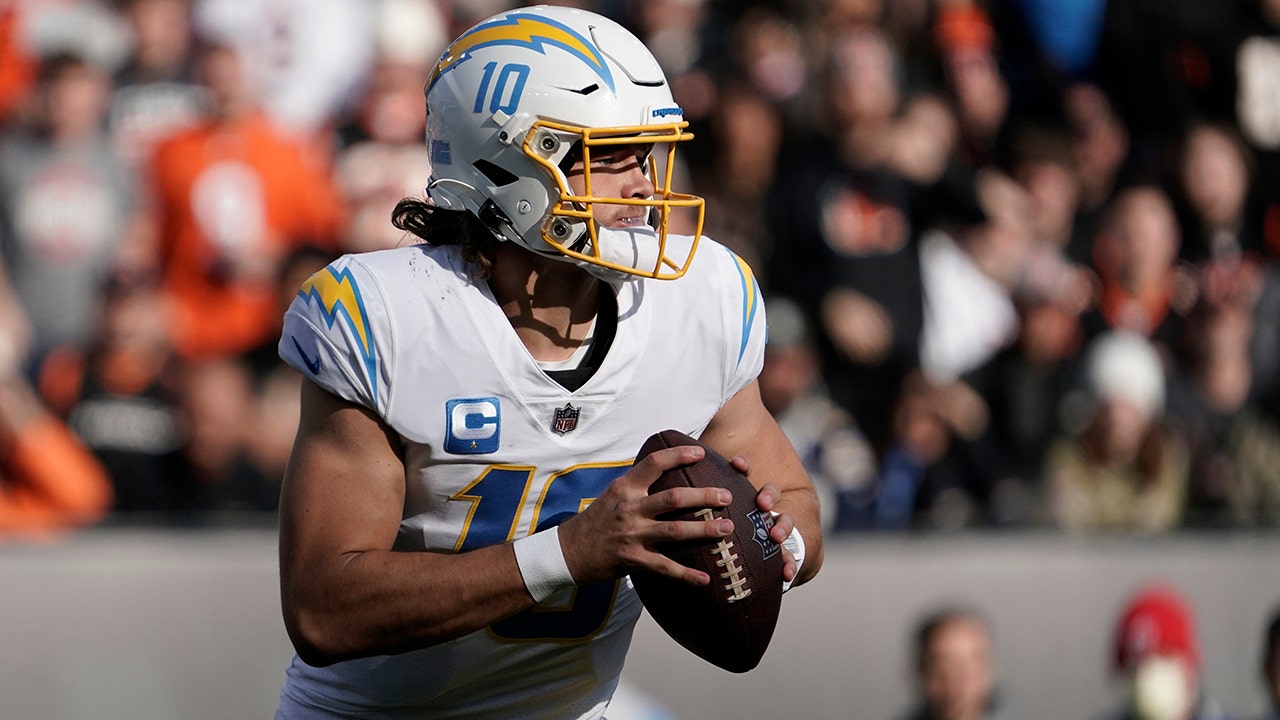 Up-and-down Chargers hold off Bengals for 41-22 victory