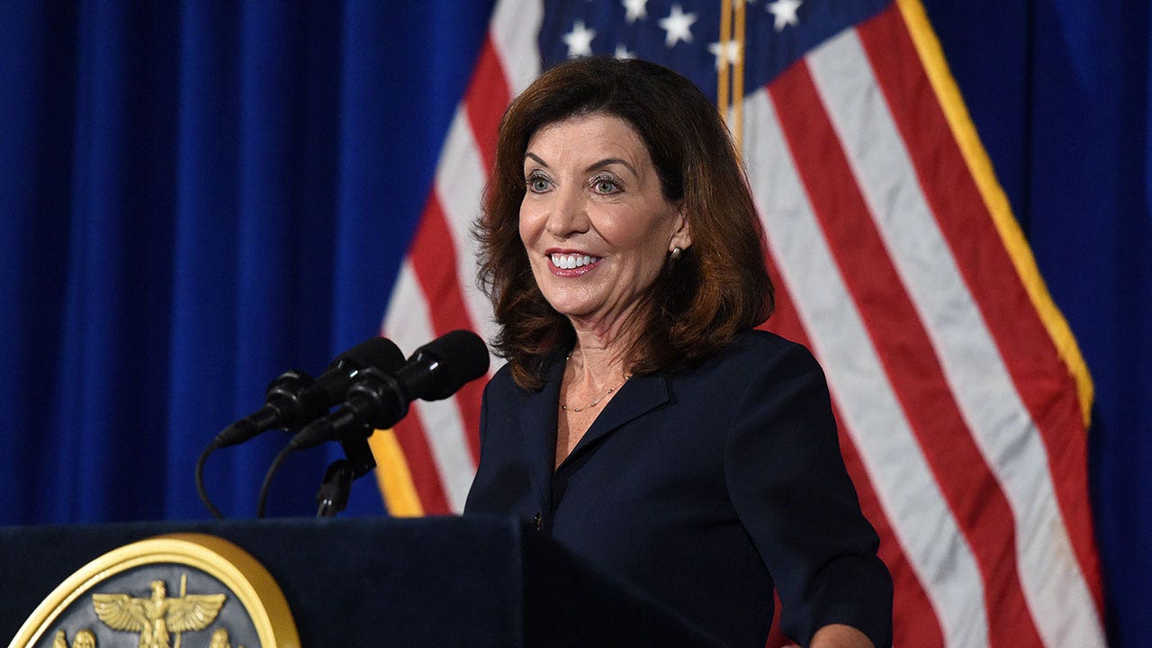 NY Gov. Hochul remains front runner over Democratic rivals in 2022 primary; de Blasio at back of pack