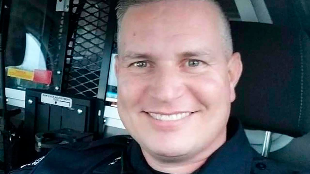 Alleged Texas cop's killer had just been confronted by wife about his infidelity, authorities say