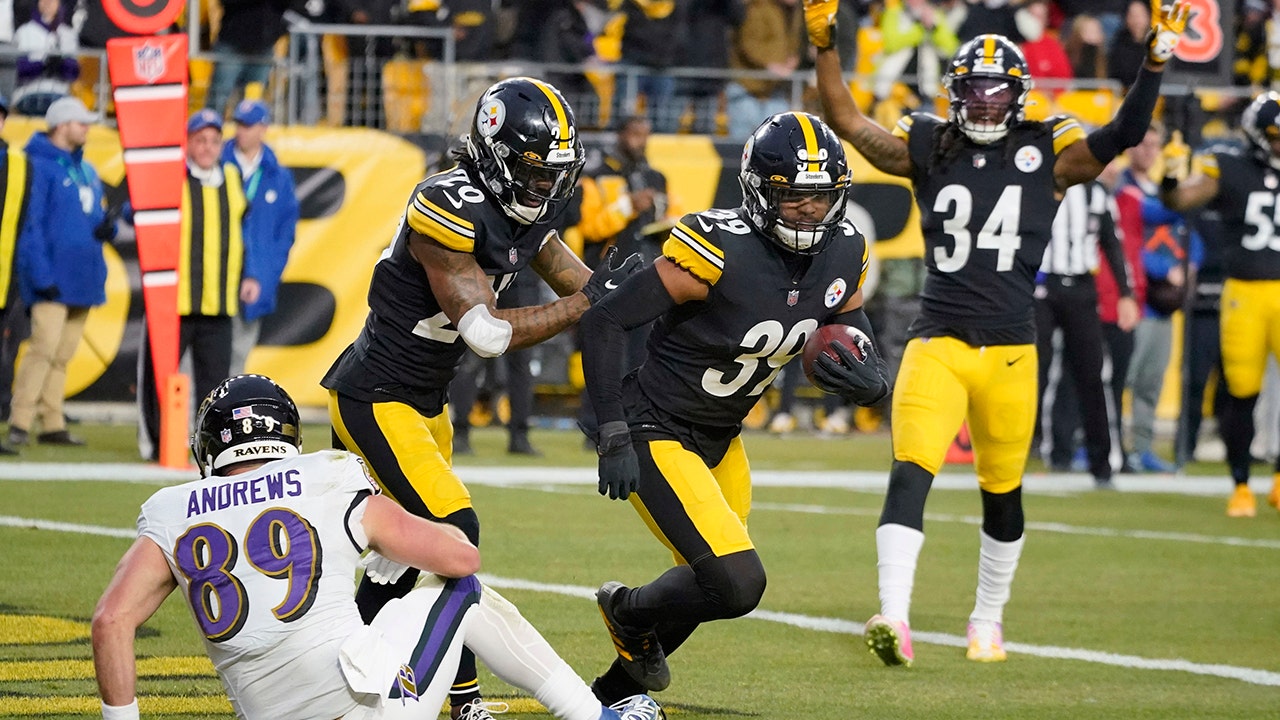 Online extra: Ravens hold on for 22-20 win over Steelers