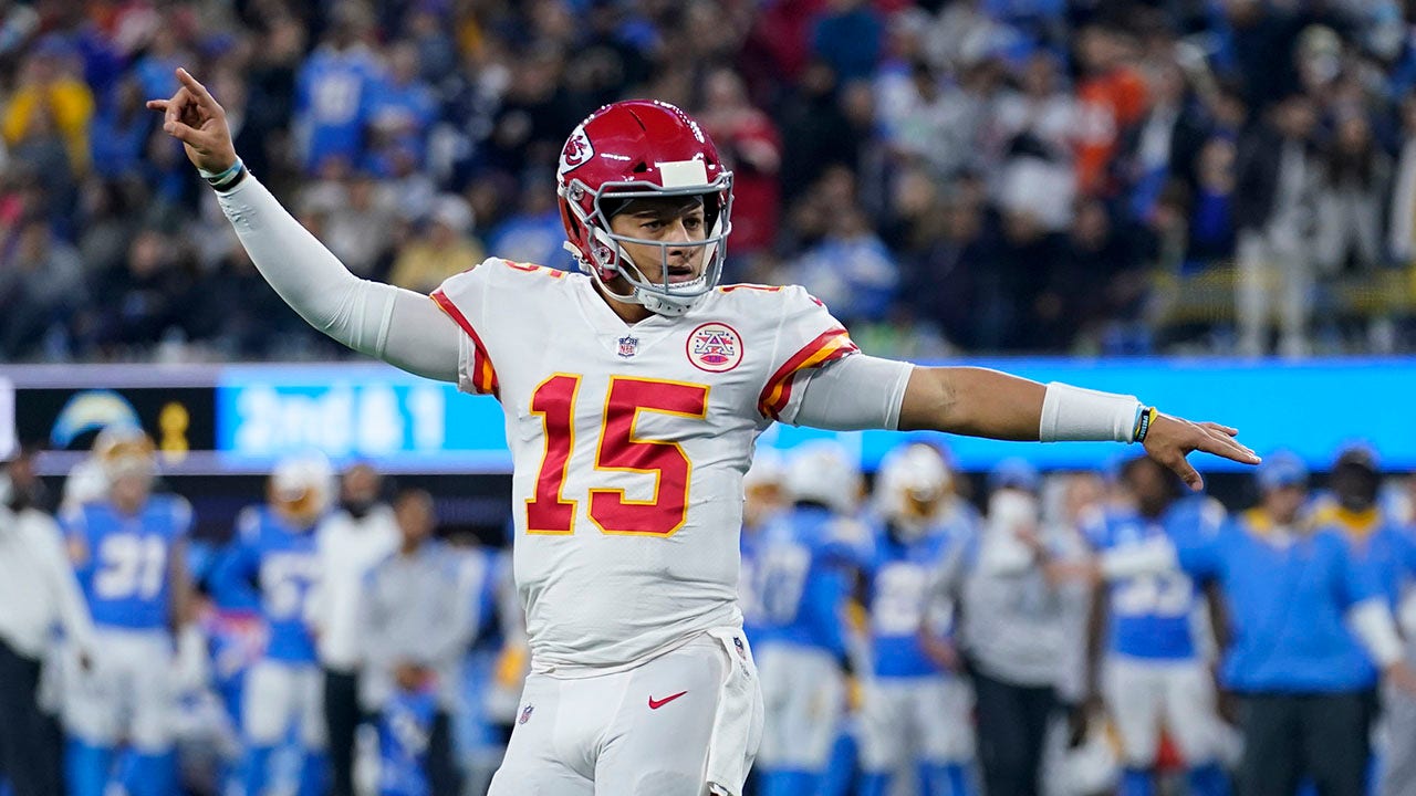 Chargers-Chiefs Thursday Night Football: Patrick Mahomes, Justin