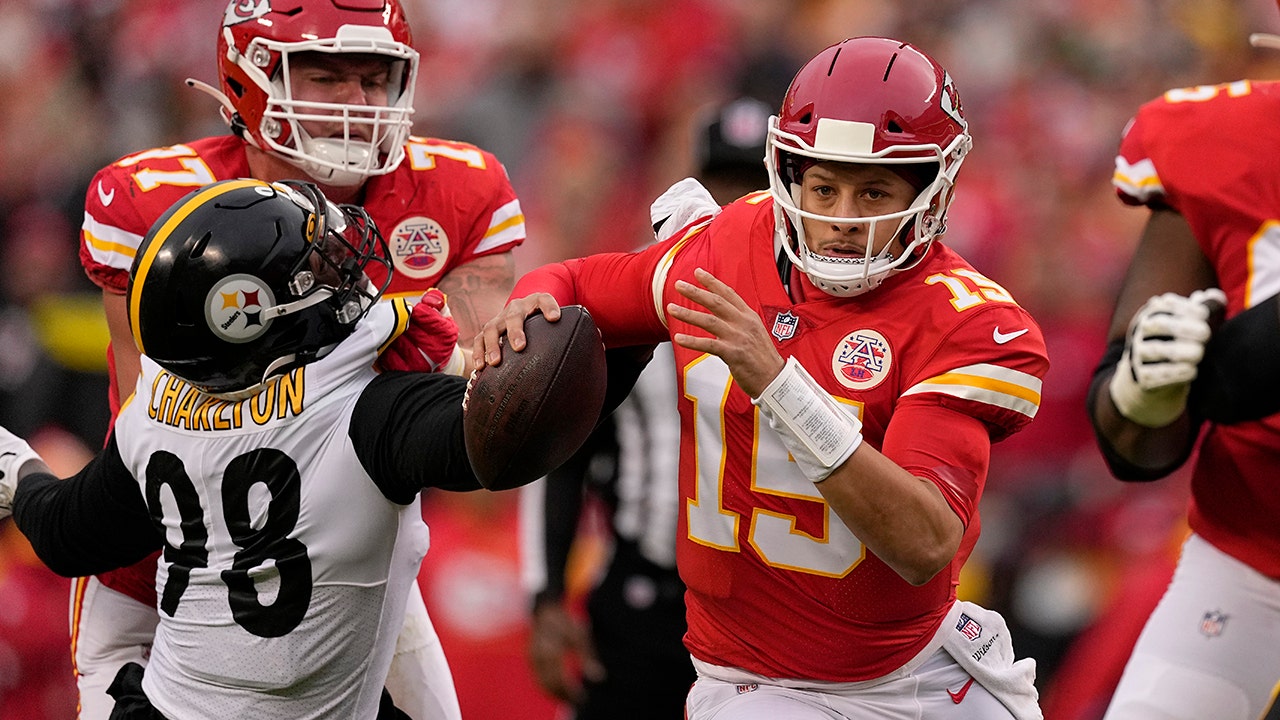 Kansas City Chiefs defeat Pittsburgh Steelers 36-10