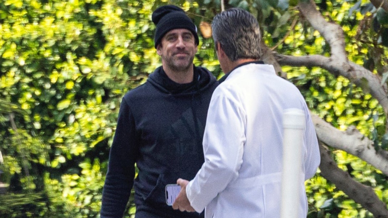 Aaron Rodgers satisfies with renowned sports activities doc in Los Angeles as he discounts with toe personal injury
