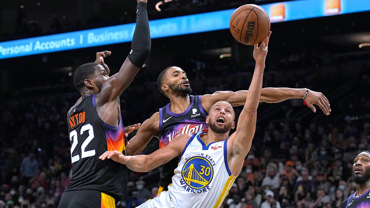 Curry, Warriors beat Suns 116-107 to regain top spot in NBA