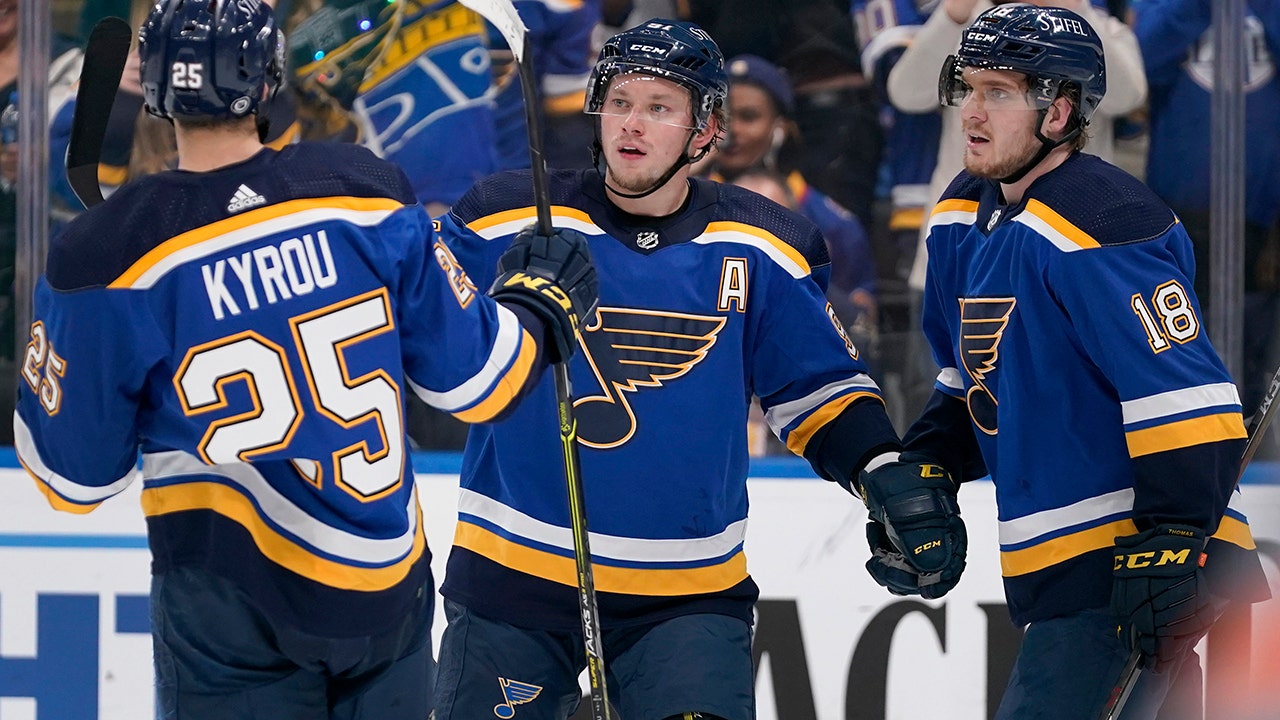 Tarasenko leads Blues past Oilers in 1st game since layoff