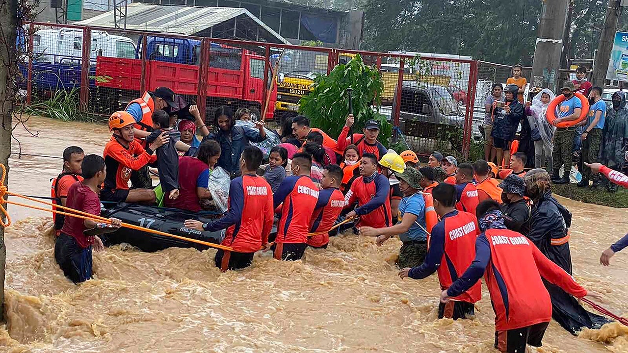 Powerful typhoon hits the Philippines