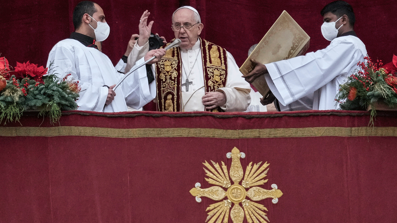 프란치스코 교황이 2021년 12월 25일 바티칸 성 베드로 대성당 메인 발코니에서 우르비 에 오르비 성탄절 축복을 전하고 있다. 