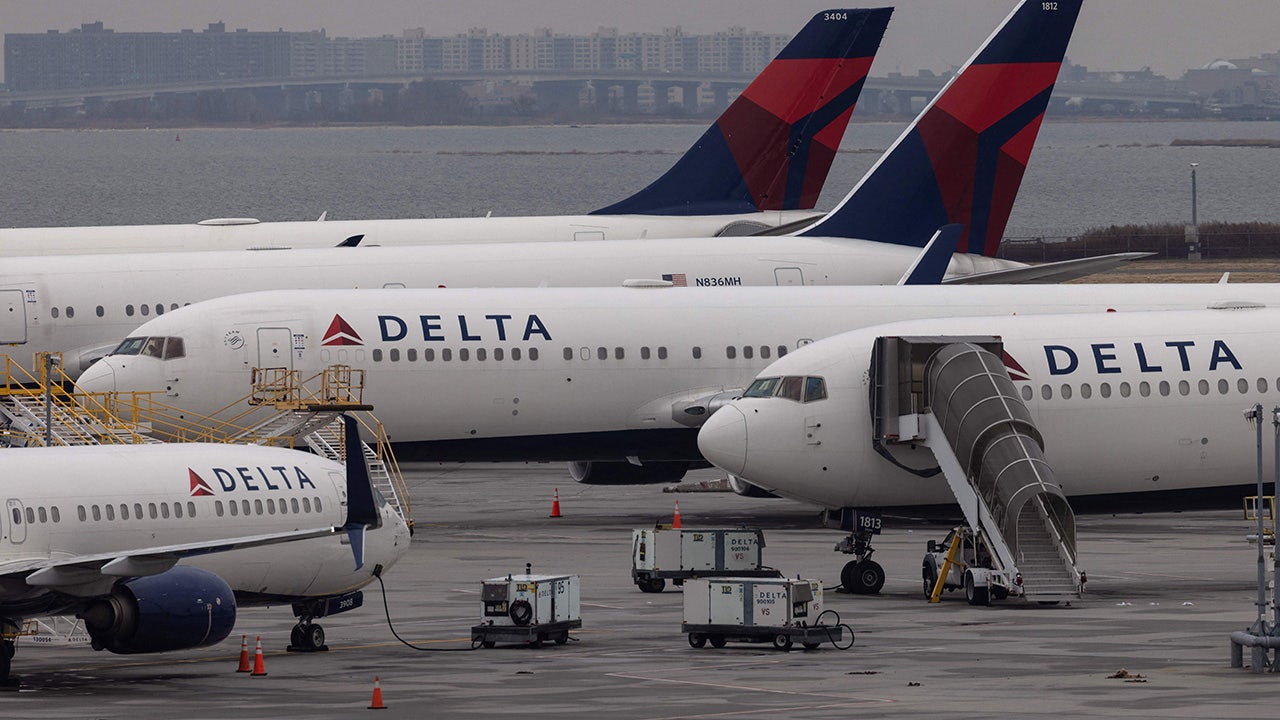 Woman allegedly injures passengers, Delta employees on flight from Tampa