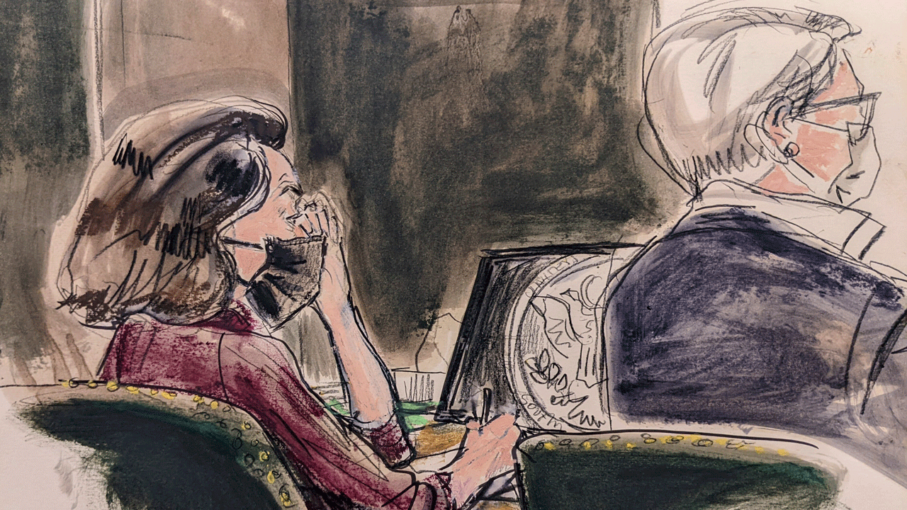 ギレーヌマクスウェル, 左, sits at the defense table before the start of her trial with defense attorney Bobbi Sternheim, 木曜日, 12月. 16, 2021, ニューヨークで. 
