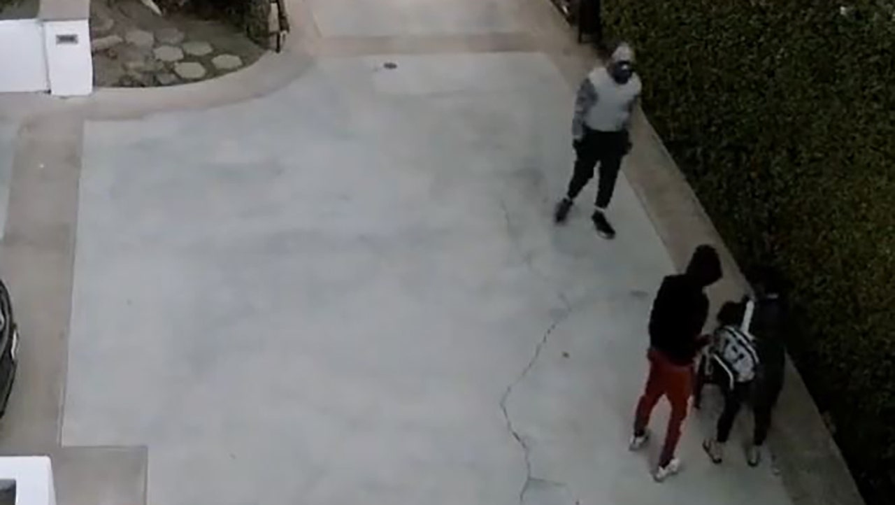 Los Angeles suspects mug mother with baby outside home in brazen daytime robbery caught on camera