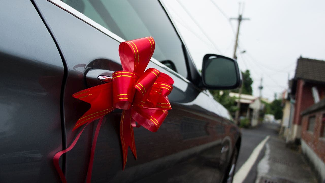 Christmas car decorations: What you need to know to be stylish and safe