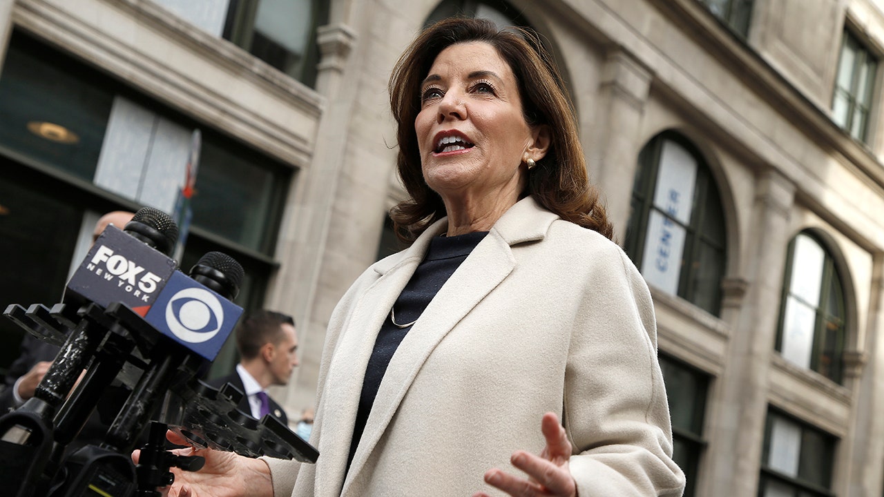 NY Gov. Hochul shortens quarantine period for 'critical workforce': 'We need you again'