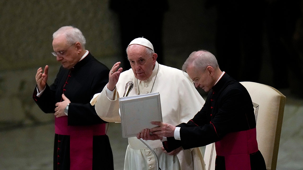 Pope Francis preaches on humility in Christmas address