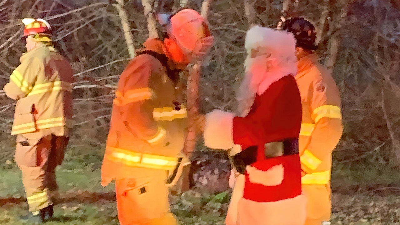 New Jersey fire truck Santa saves family from house fire