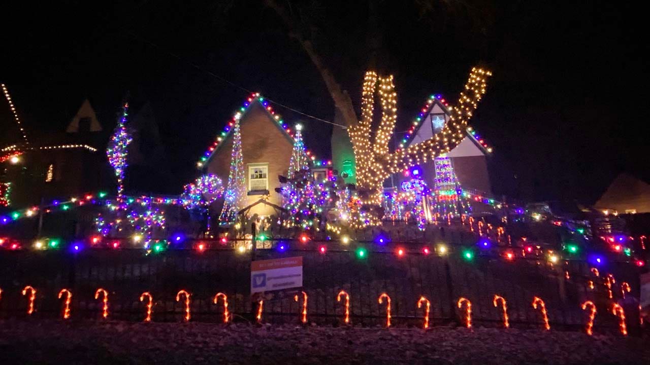 Volunteers help Iowa man keep his Christmas light tradition going strong