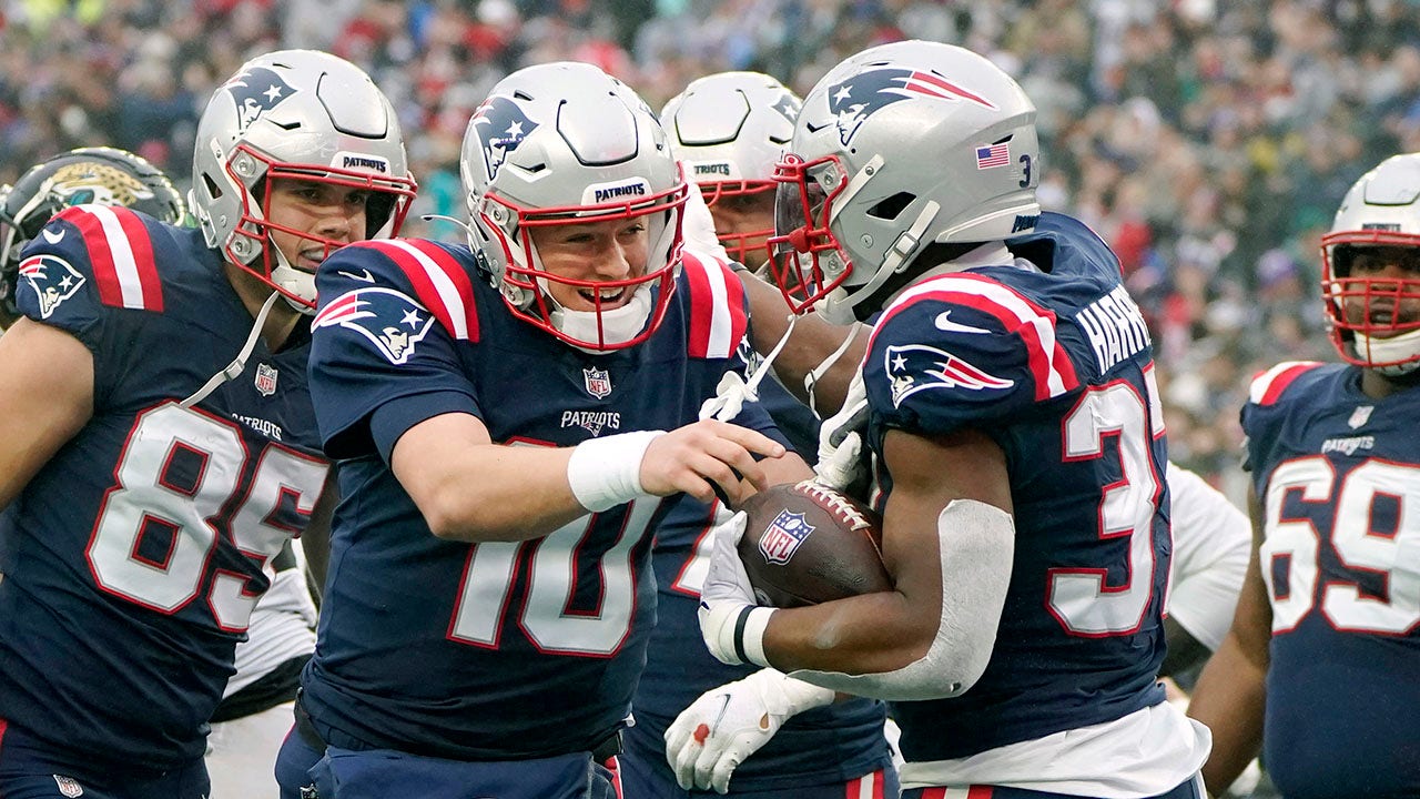 Patriots blow past Jaguars, earn playoff berth